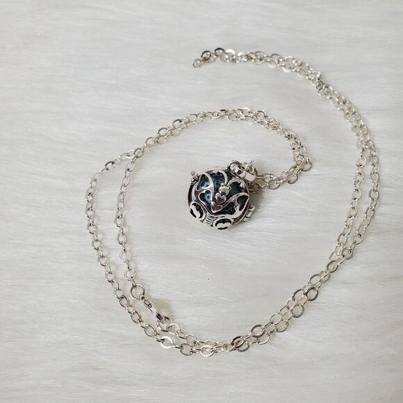 ESSENTIAL CHARMS Aromatherapy necklace butterfly shape with natural lava rock st - Picture 2 of 8